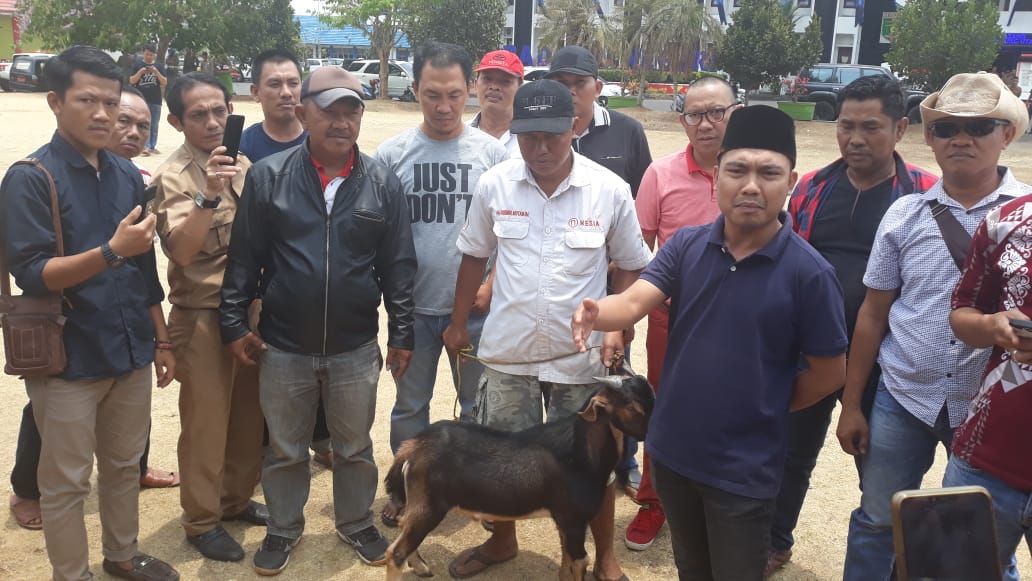 Apresiasi KPK, Warga Sembelih Kambing di Halaman Pemkab Lampura