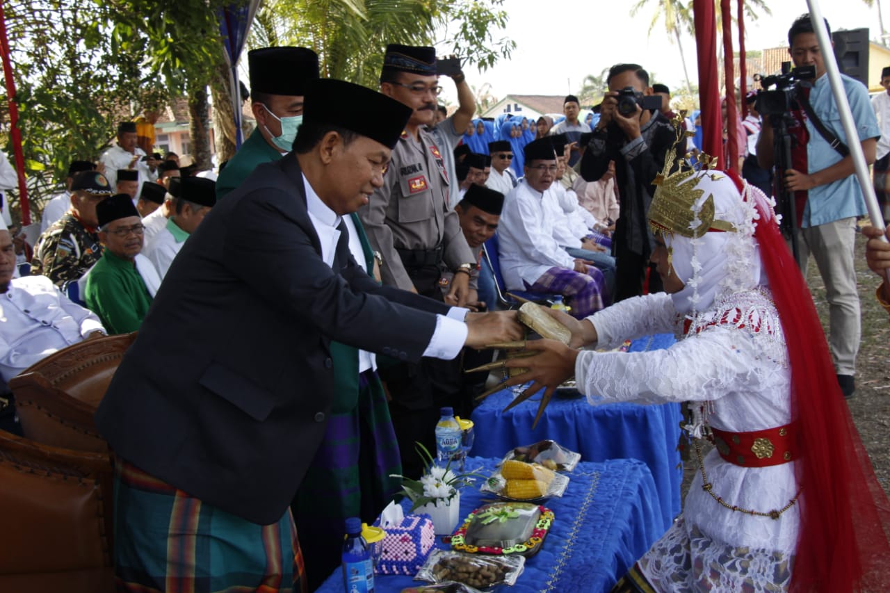 Plt. Bupati Lampura Pimpin Upacara Peringatan Hari Santri