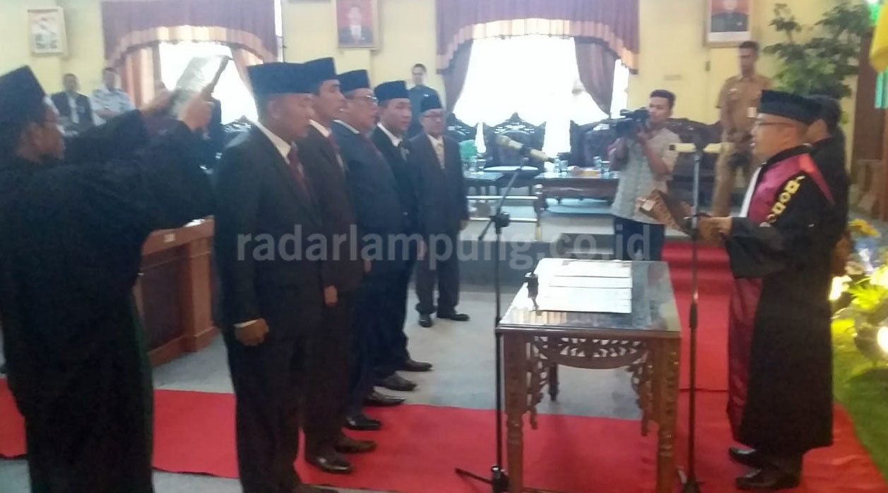 Sah, Empat Pimpinan DPRD Lamtim Dilantik