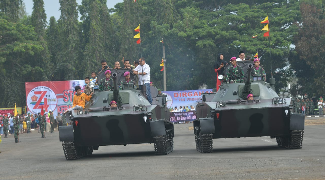 Meriahkan HUT TNI ke-74, Warga Berkesempatan Naik Tank Baja