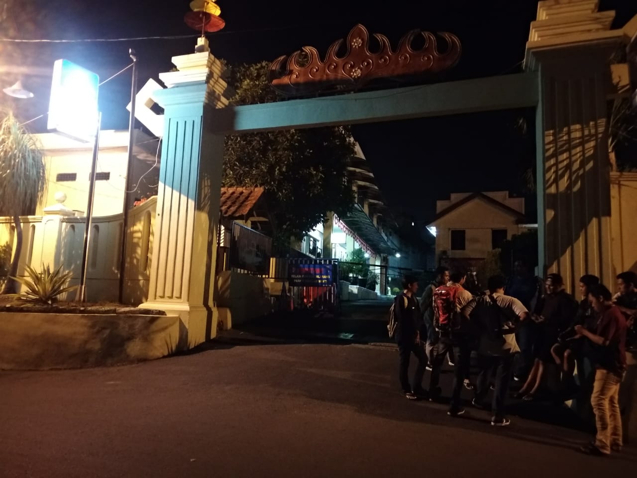 KPK Dikabarkan Mengarah ke Mapolda, Jurnalis Ramai di Pintu Masuk