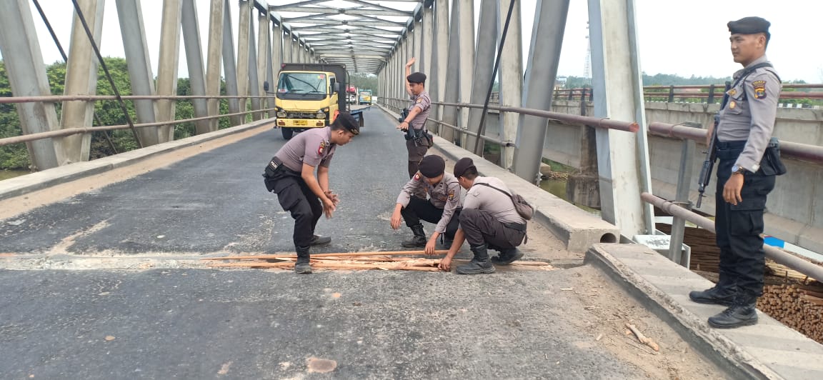 Polres Mesuji Tambal Lubang Jembatan demi Perlancar Lalulintas