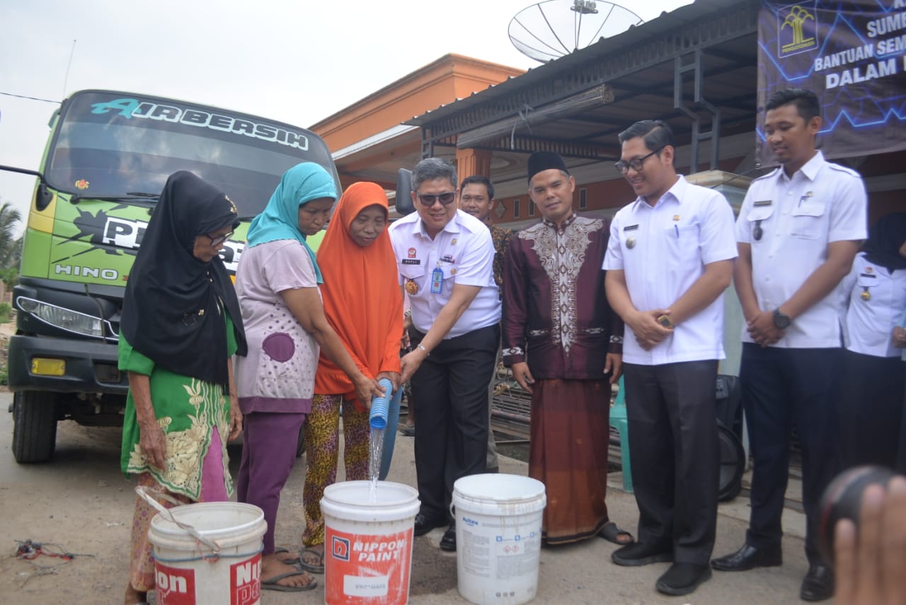 Kanwil Kemenkumham Lampung Beri Bantuan Air Bersih ke Masyarakat Waylaga