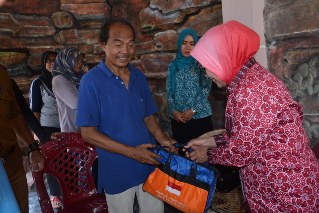 Rumah Pensiunan PNS Terbakar, Pemkab Lamteng Beri Bantuan