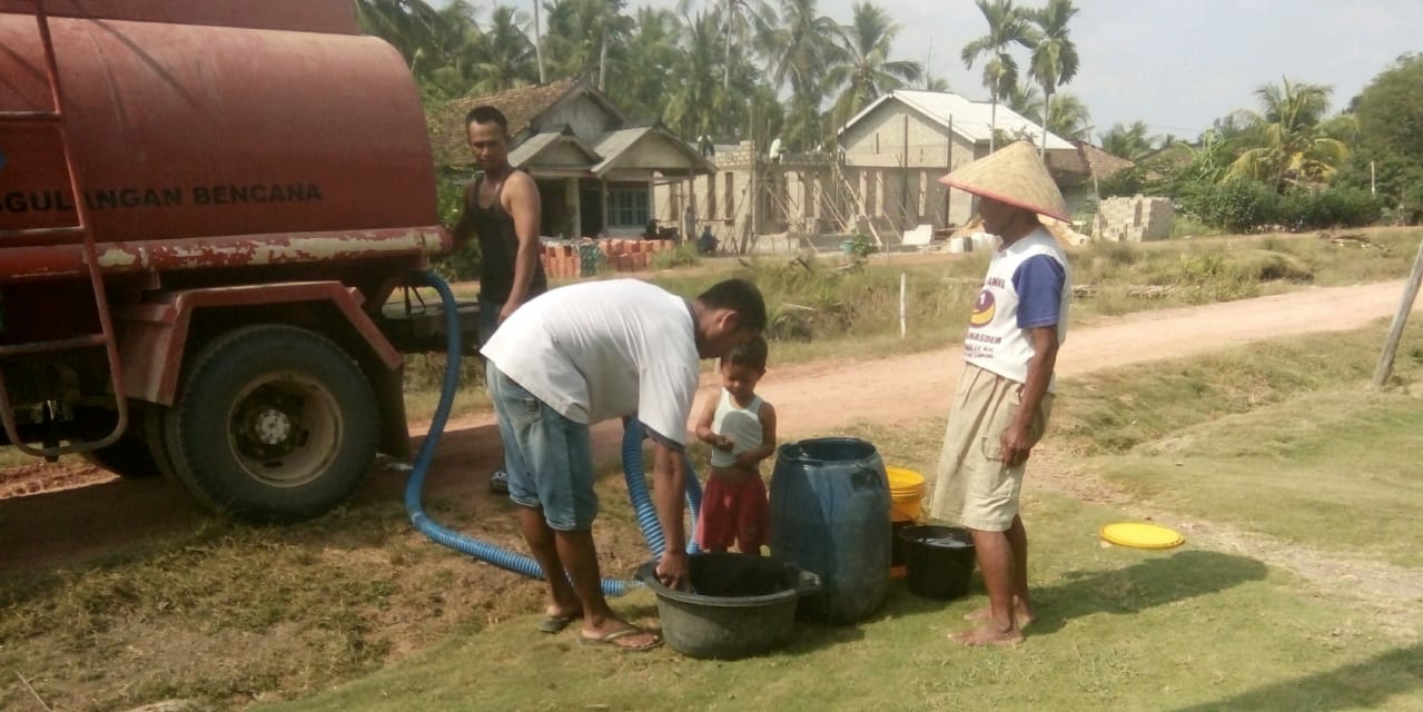 31 Desa Kekeringan, Warga Mesuji Serbu Kehadiran Mobil Tangki Air