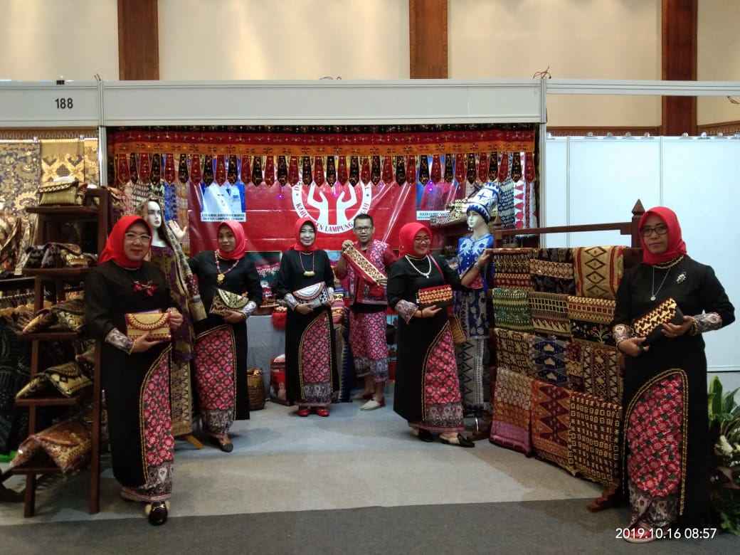 Ikut Pameran Crafina 2019, Lamteng Kenalkan Sulam Jalin Kepang