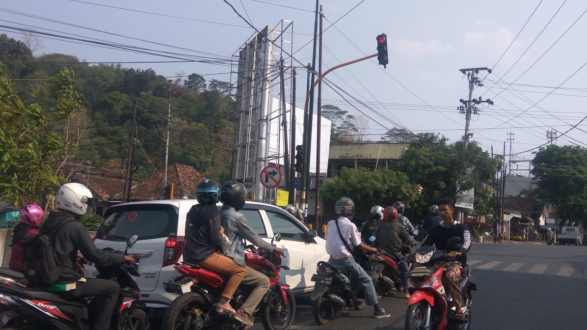 Traffic Light Tertutup Tiang, Dishub Badarlampung Pilih Mengalah
