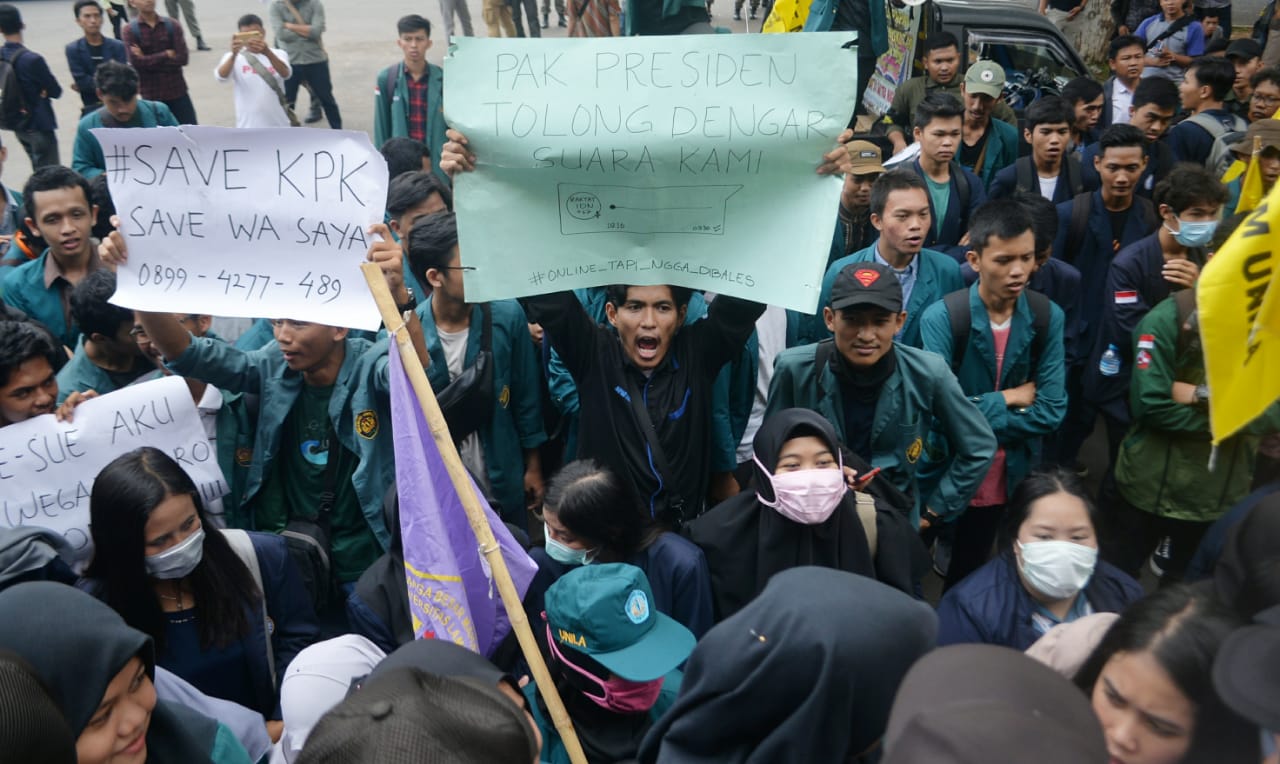 Tolak Pelemahan KPK, Massa Kembali Menyemut di Gedung DPRD