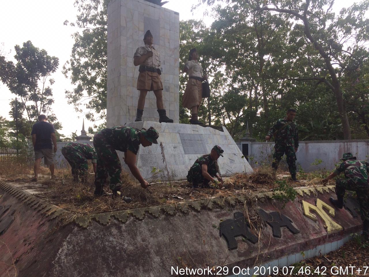 Jaga Kelestarian Monumen Tentara Pelajar, Danramil 410-04/TKT Mayor Inf Sutoto Bersih-bersih Monumen