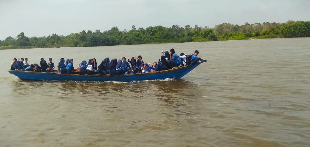 Bertaruh Nyawa, Anak-anak Ini Seberangi Sungai dengan Perahu Seadanya Demi Bersekolah