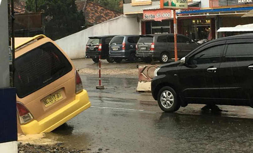 Pasang Tanda Bahaya di Jalinsum Natar