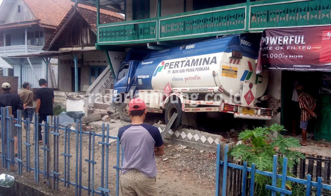 Hindari Motor, Truk Tangki Hantam Rumah