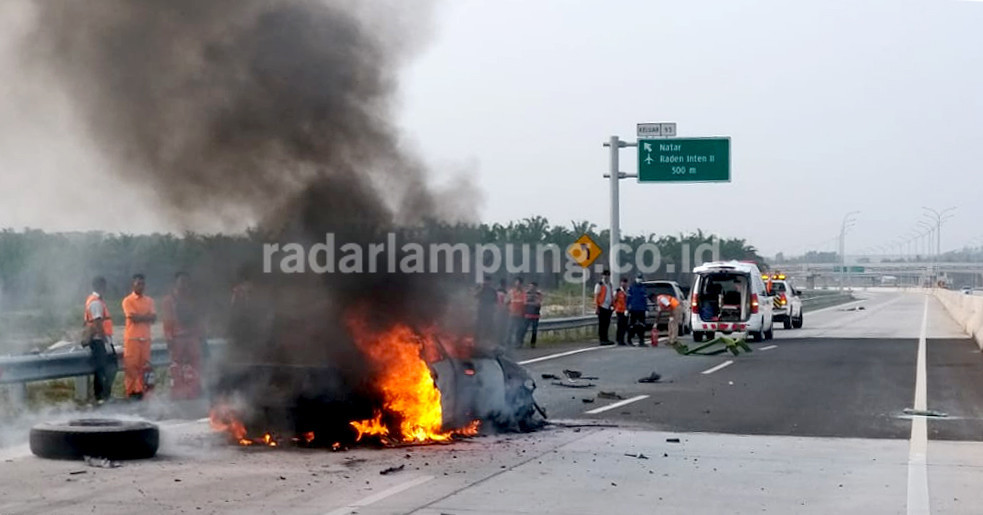 Lakalantas di JTTS Km 96, Tiga Penumpang Sedan Terbakar