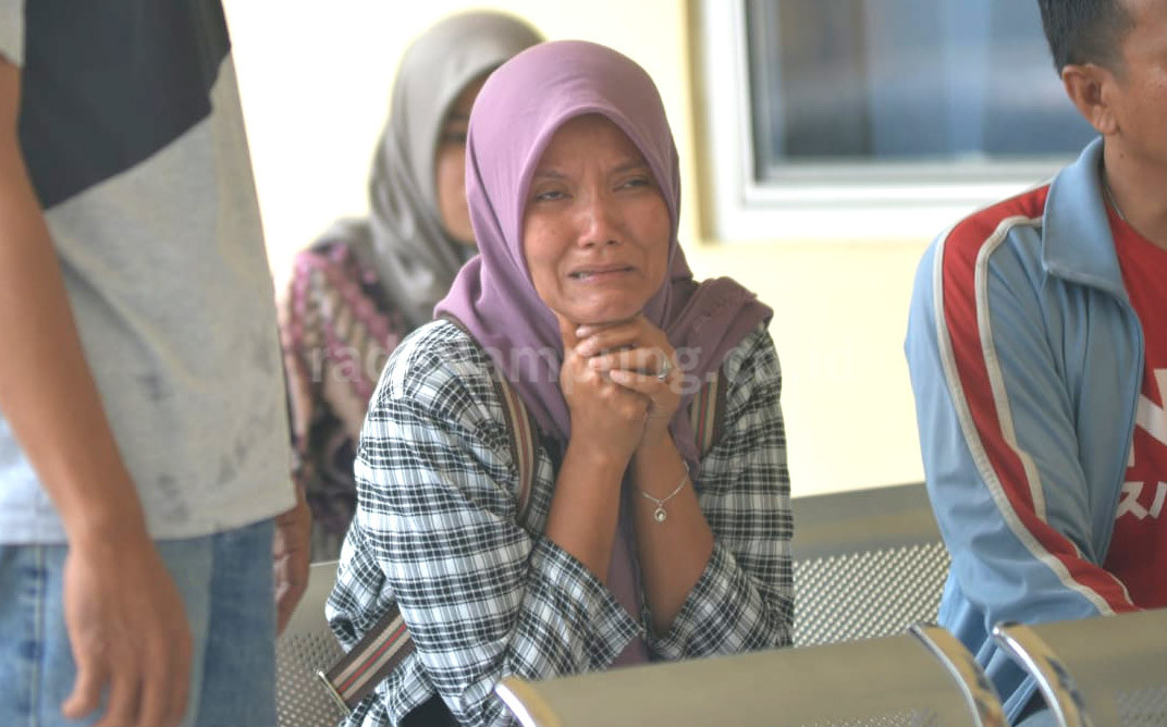 Isak Tangis Keluarga Korban Tak Terbendung di RS Bhayangkara Polda Lampung