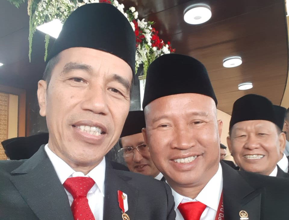 Melenggang ke Senayan, Anak Petani Itu Foto Bareng Presiden