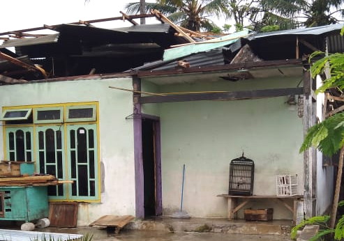 Rumah di Pasar Madang Dihantam Puting Beliung