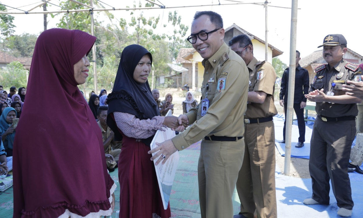 Bupati Waykanan Serahkan Bantuan untuk KUBE di Banjit