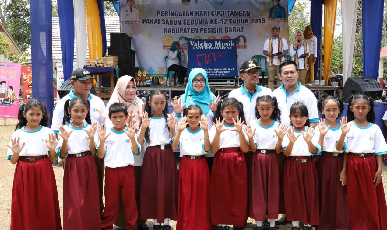 Bupati Pesbar Ajak Budayakan Cuci Tangan Pakai Sabun Sejak Dini