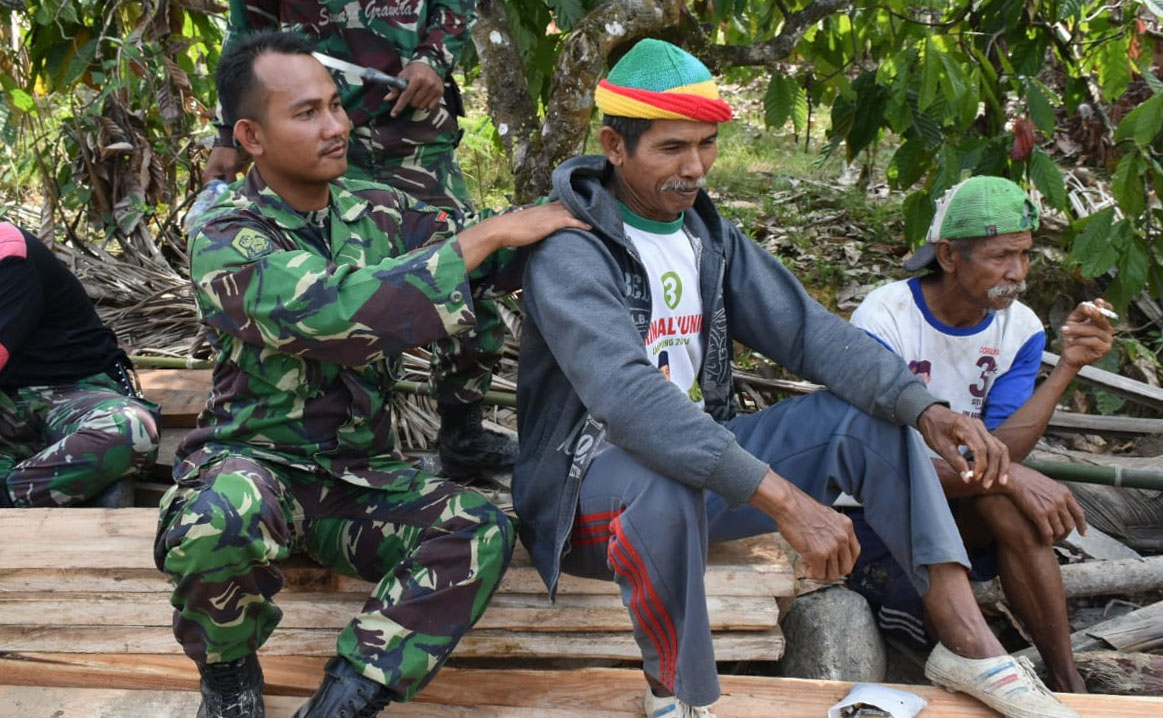 Ketika Tentara Memijat Warga