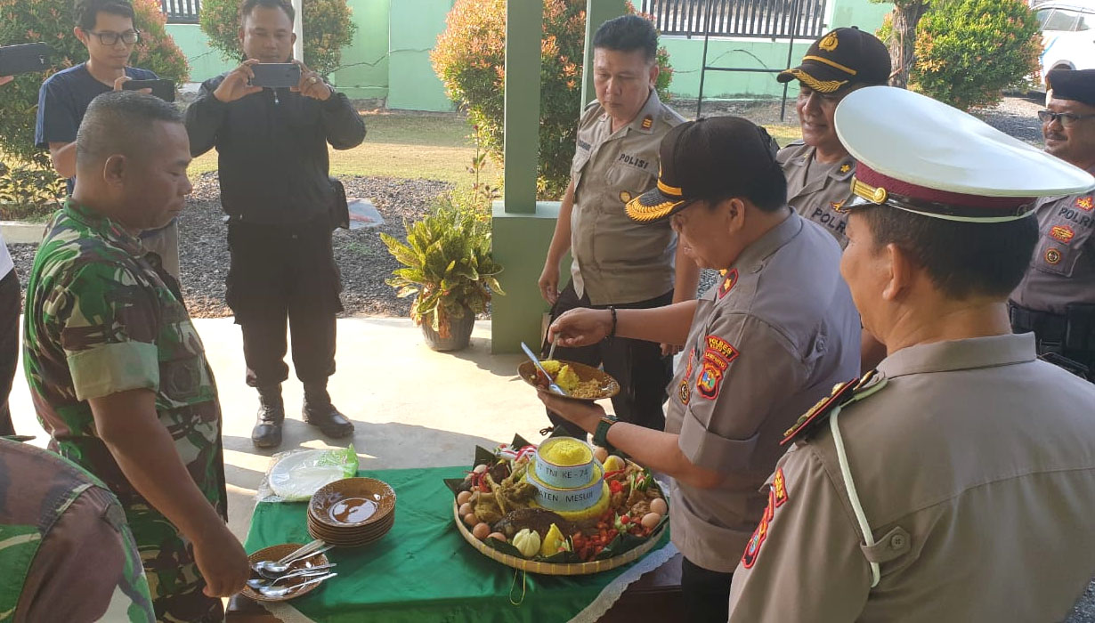 HUT TNI, Tentara-Polisi Makan Tumpeng Bareng