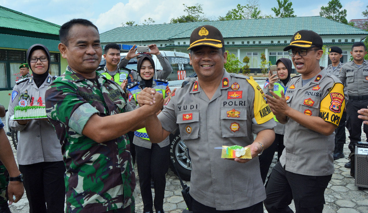 Dirgahayu TNI, Ada Kue Dari Polres Waykanan