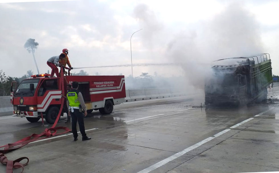 Truk Muatan Bahan Kimia Terbakar di JTTS