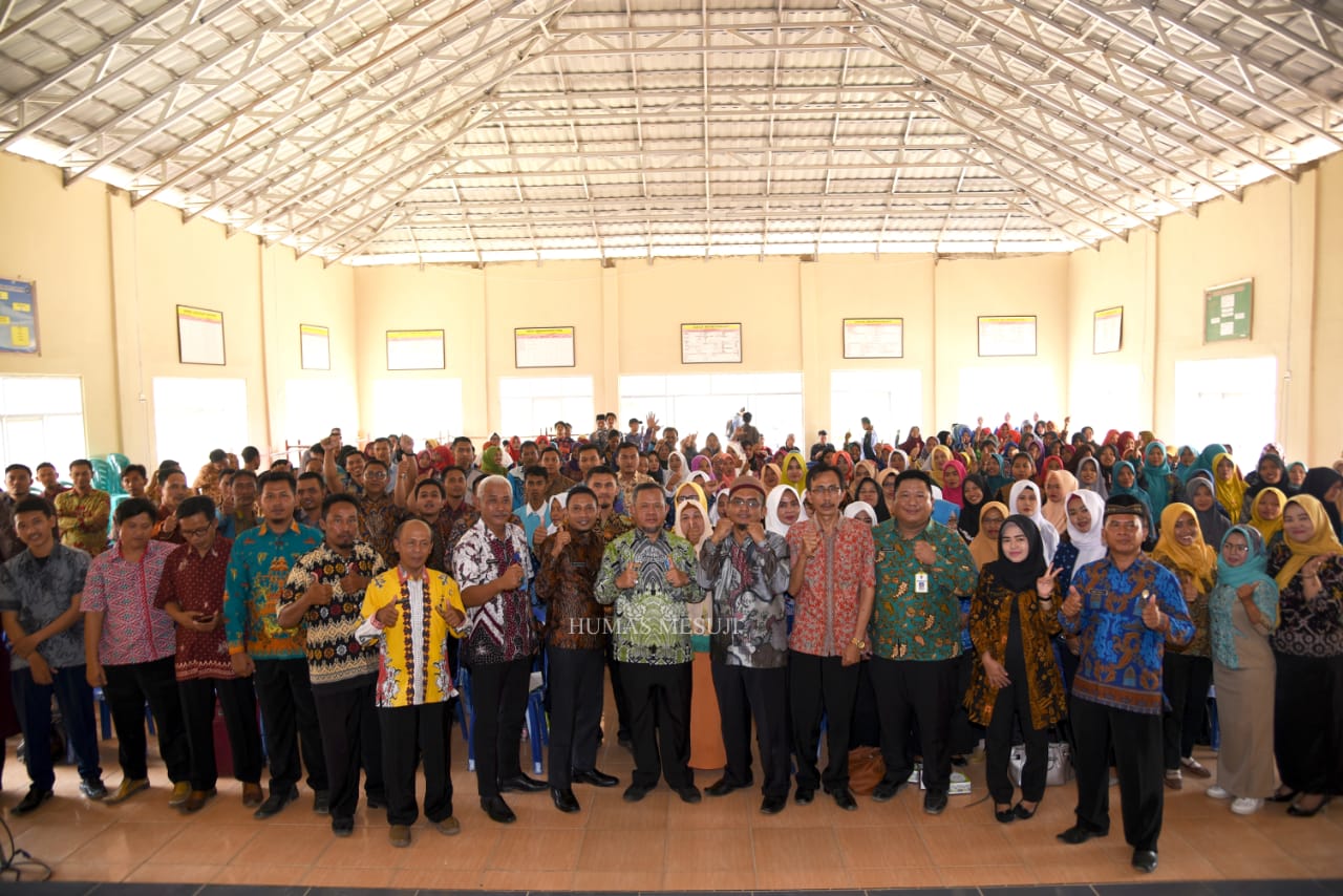 Kompak ! PNS Mesuji Ngantor Pakai Batik