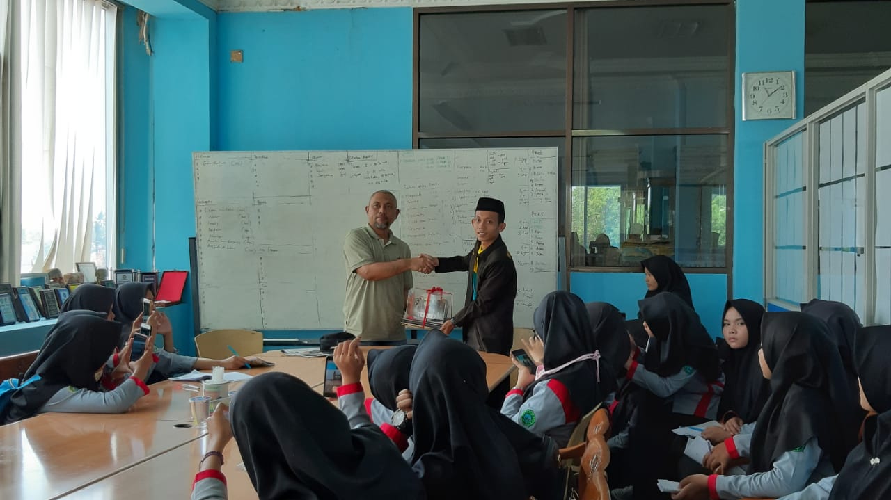 Siswa SMK Darul A\'mal Belajar Jurnalistik di Radar Lampung