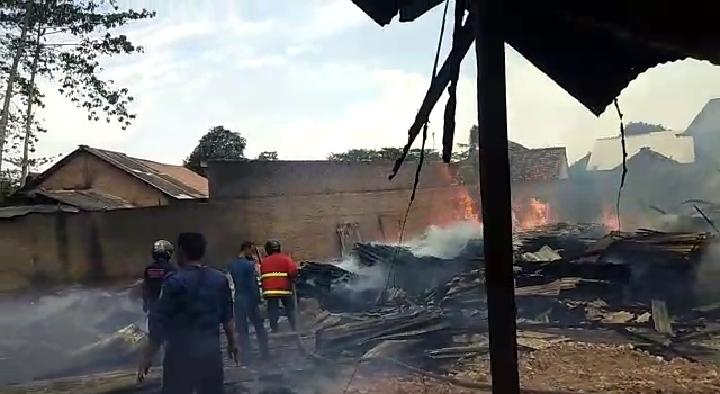Panglong Kayu Terbakar, Pemilik Rugi Ratusan Juta