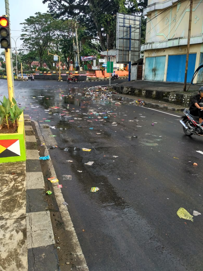 Lapor ! Sampah Berserakan di Jalan Kotaagung