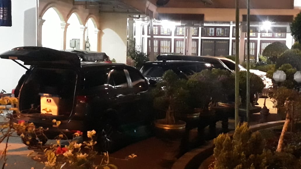 Penampakan Mobil Berisi Boks KPK di Rumah Dinas Bupati Lampura, Ada OTT ?
