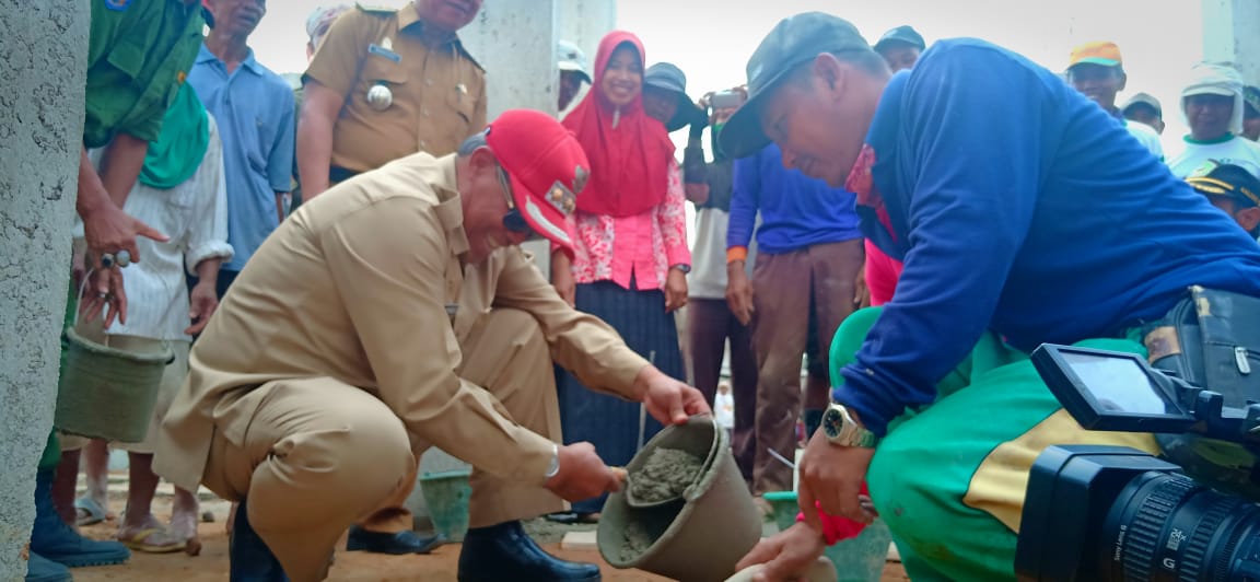 Gotong-royong Bangun Masjid,  Loekman Bantu 100 Sak Semen