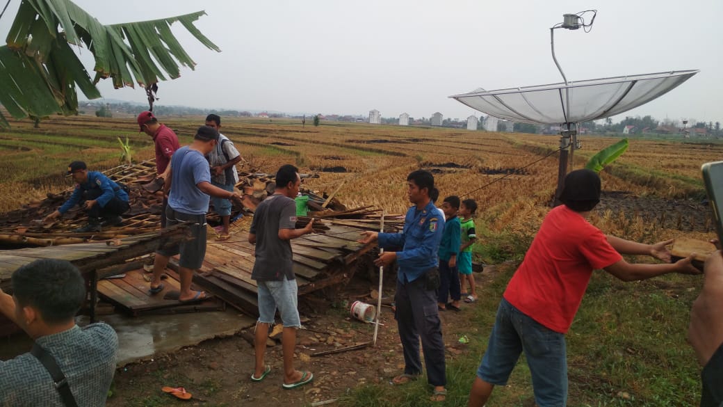 Angin Kencang Robohkan Rumah di Fajaresuk