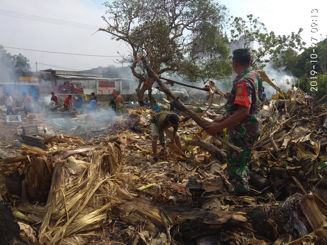 Ciptakan Lingkungan Bersih, Babinsa Bumi Waras Gotong Royong Bersama Warga