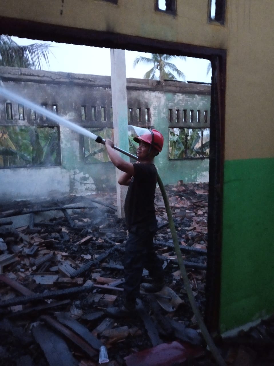 Empat Ruang Sekolah MTs Baiturahman Tanggamus Hangus Terbakar