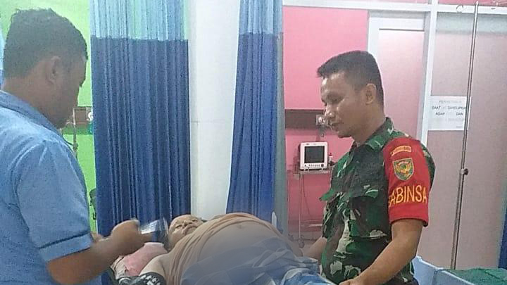 Salah Satu Warganya Sakit, Babinsa Waylunik Bantu Antar ke Rumah Sakit