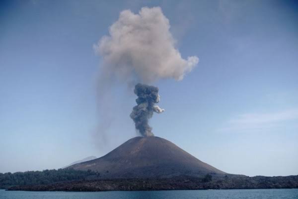 Anak Krakatau Erupsi Lagi