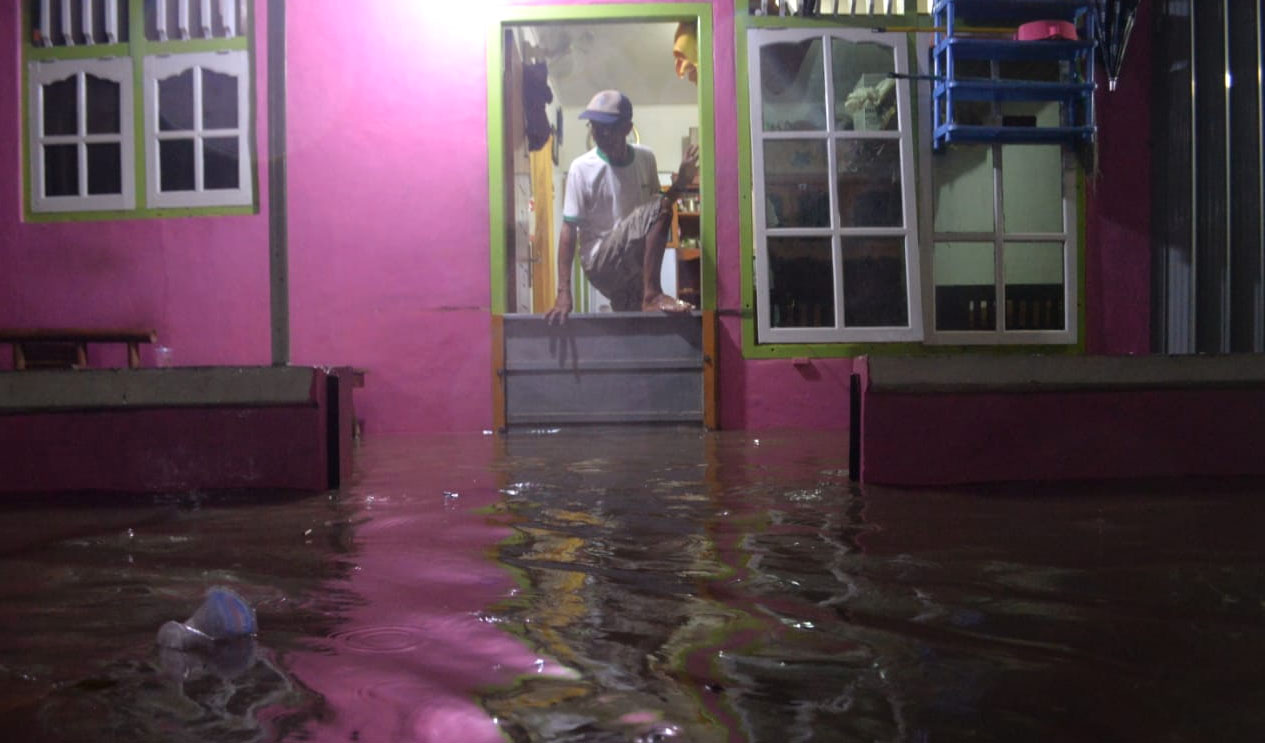 Banjir di Kalibalau Kencana, Warga Mengungsi ke Musala