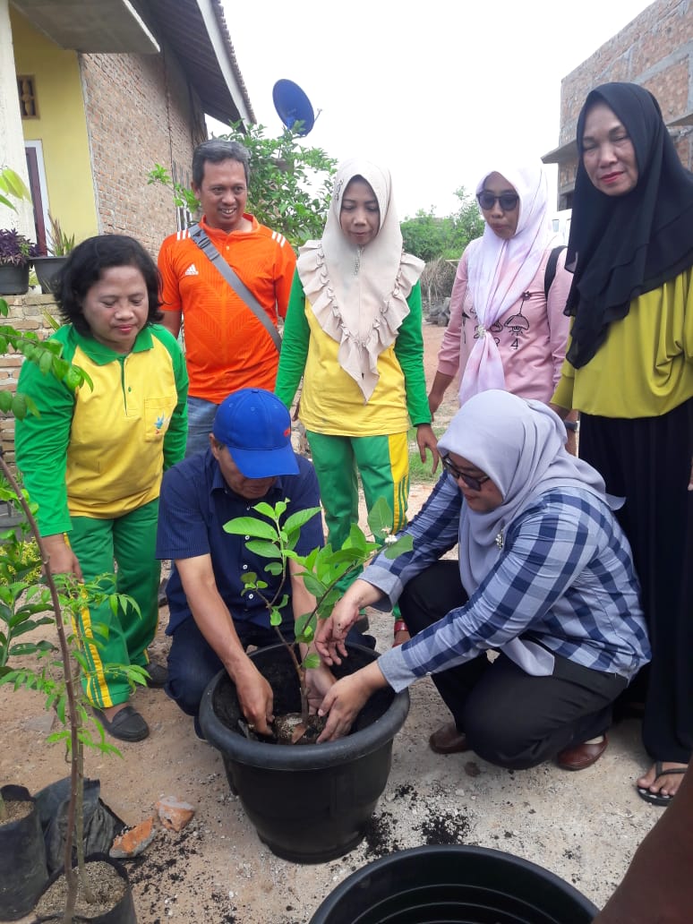 Tim Pengabdian Masyarakat Polinela Ber Materi Urban Farming ke KWT Cengkeh Wangi