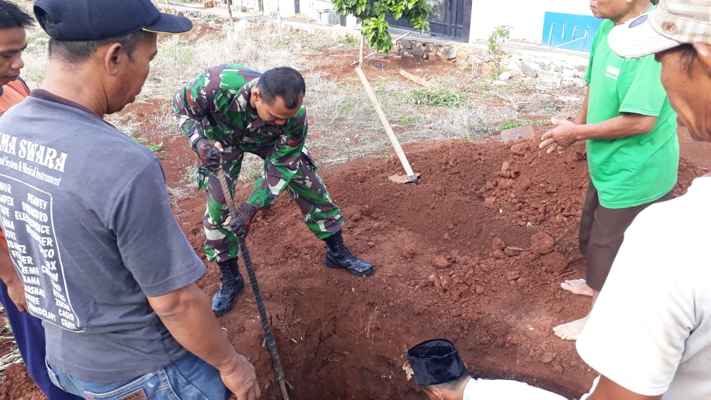 Bentuk Kepedulian, Babinsa Susunan Baru Ikut Bantu Makam kan Warganya yang Meninggal Dunia