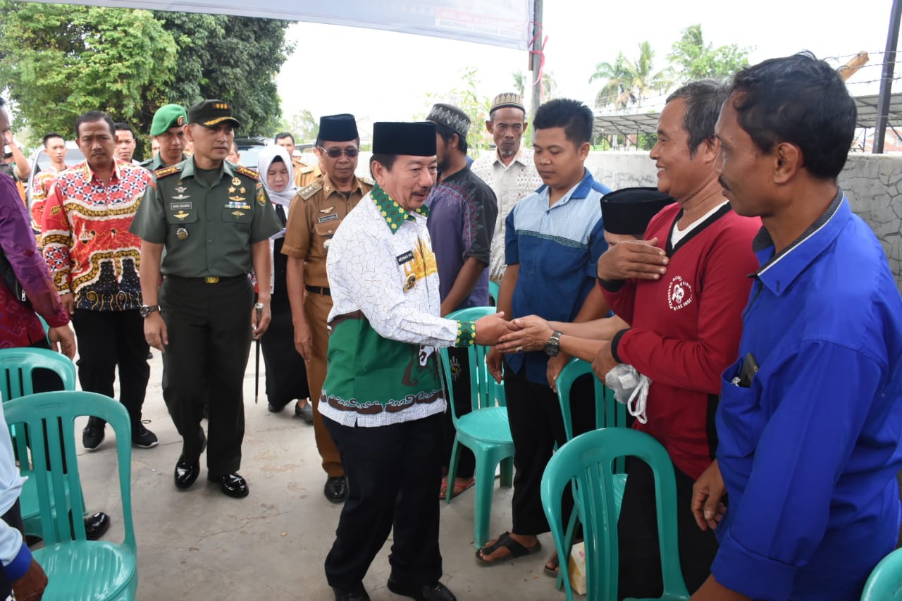 Dandim 0410/KBL Dampingi Walikota Serahkan Bantuan Benih Padi ke Warga