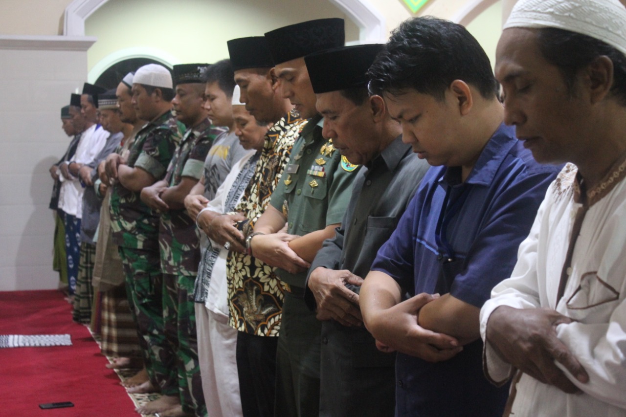 Dandim 0410/KBL dan Jajaran Salat Magrib Bersama