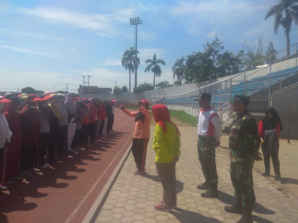 Anggota Koramil 410-02/TBS Latih Pengibaran Bendera