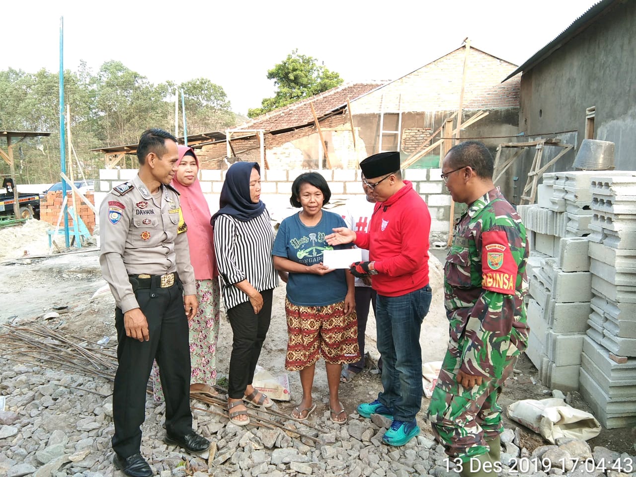 Babinsa Campang Raya Dampingi Ketua DPRD Bandarlampung Kunjungi Korban Kebakaran