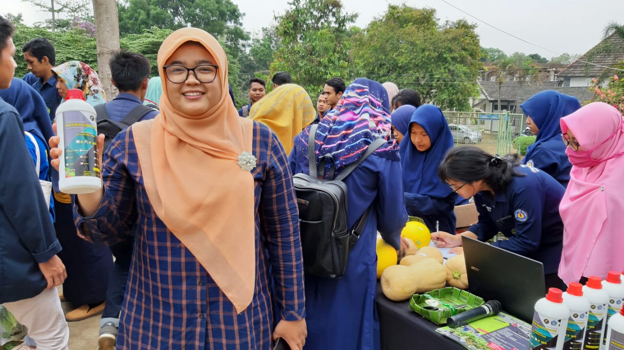 Rasakan Sensasi Panen Sayuran di Smart Green House Polinela