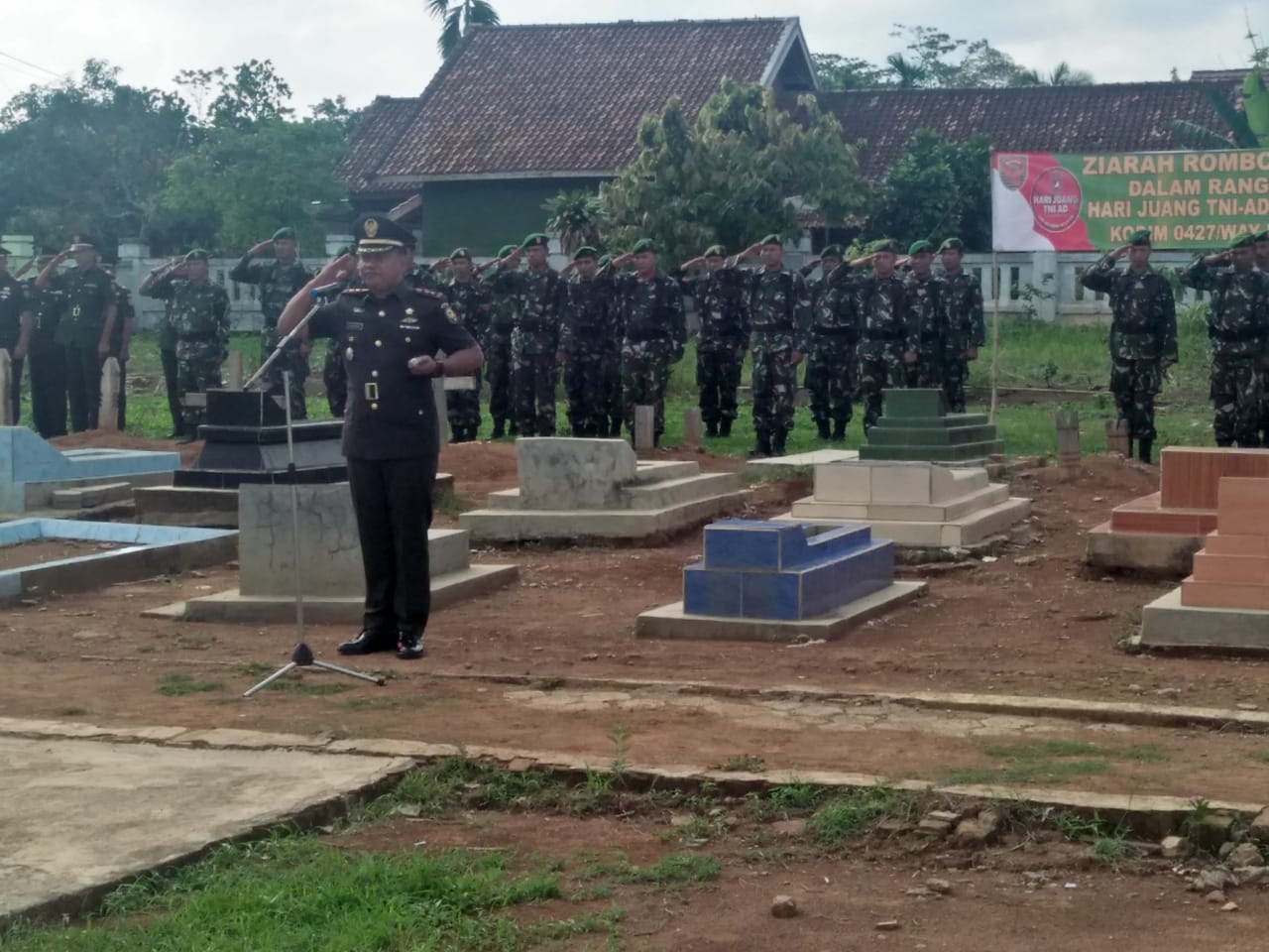 Peringati Hari Juang TNI AD, Kodim 0427/Waykanan Ziarah Makam