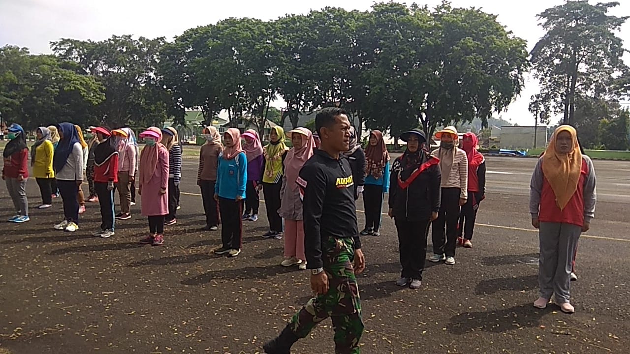 Anggota Koramil 410-02/TBS Laksanakan Pengibaran Bendera