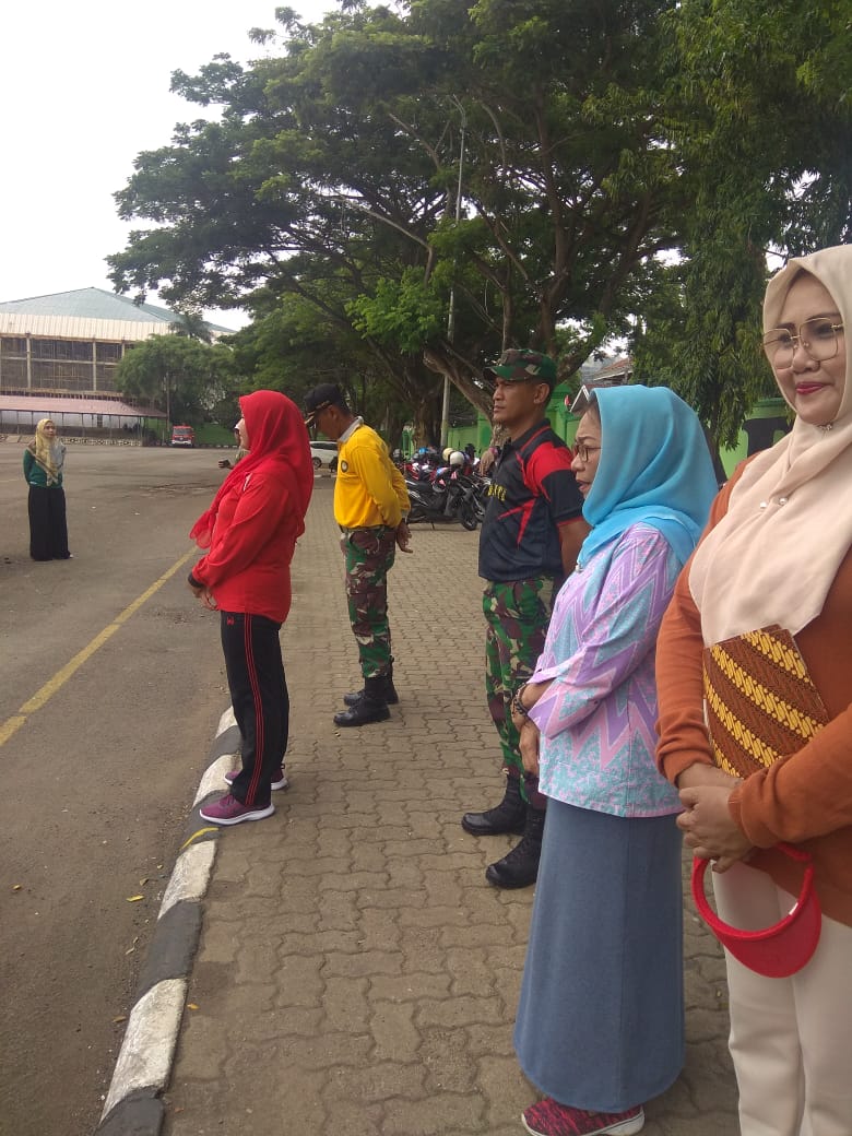 Babinsa Telukbetung Selatan Latih Pengebar Bendera