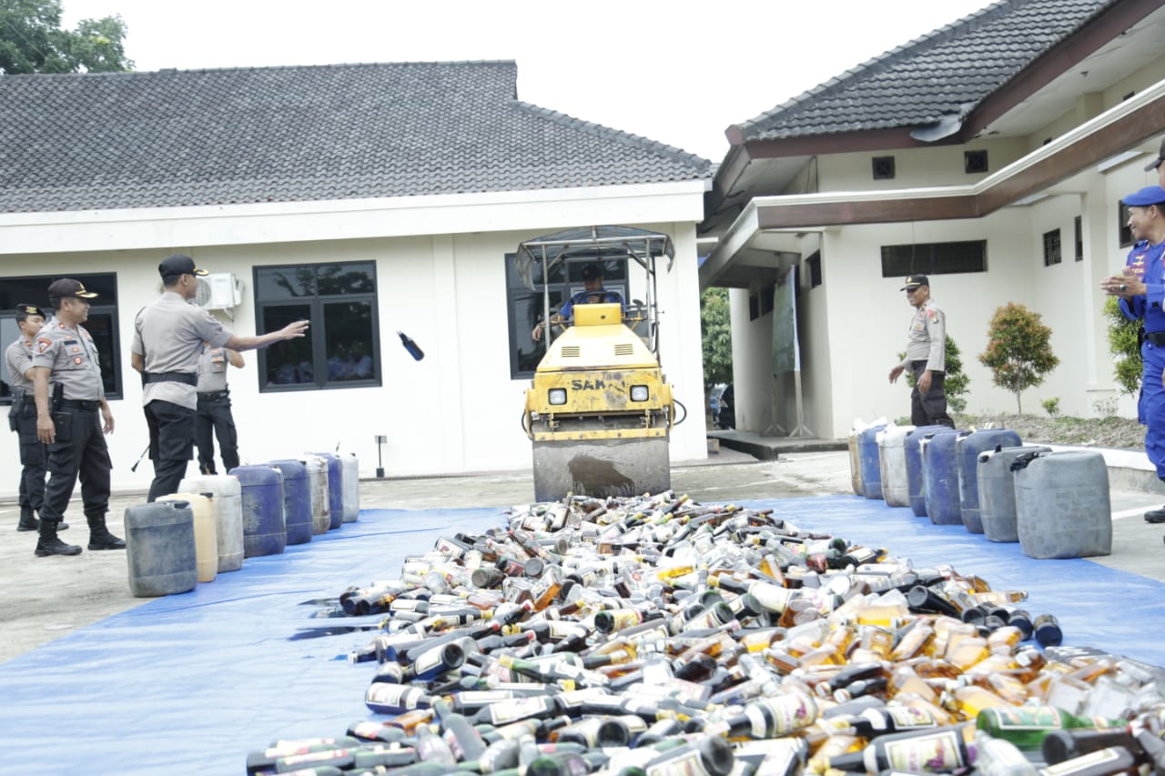 Polres Lamtim Musnahkan Ribuan Botol Miras