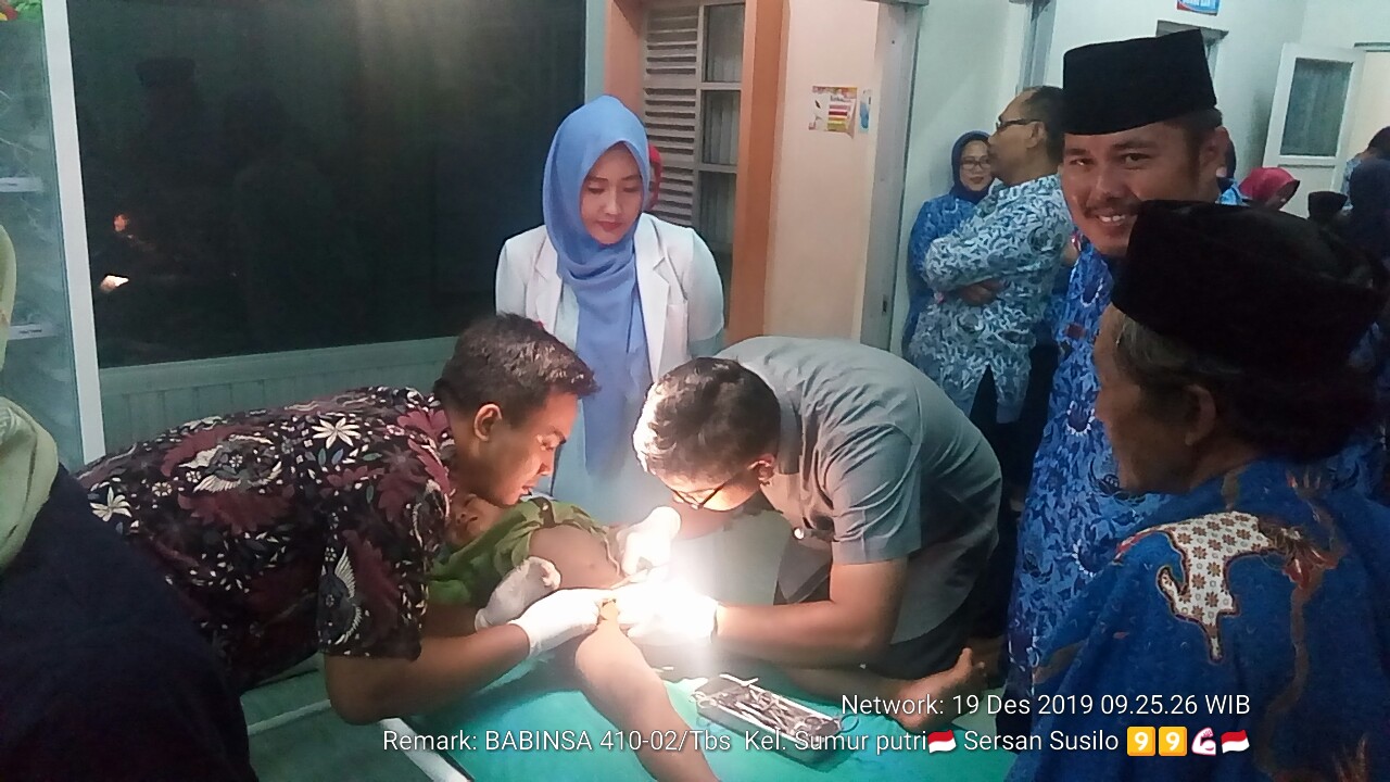 Babinsa Sumur Putri Buka Acara Baksos